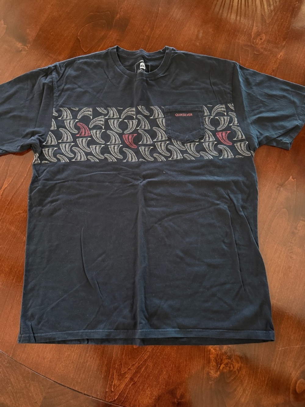 Quiksilver Navy Short-Sleeve Tee with Cream and Red Surf Pattern,XLTG,EUC